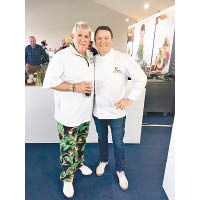 他曾於多哈高爾夫球賽事的Pop-up店，為多位名人炮製美食，連著名高爾夫球手John Daly（左）也是捧場客。