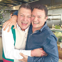 在經營餐廳的同時，Chef Theo亦不時與大廚交流，好像曾與意大利屠宰大師Dario Cecchini（左）合作。