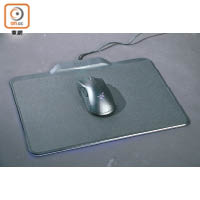 利用自家HyperFlux技術，以滑鼠墊的磁場直接為滑鼠供電。