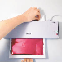 鋪上鋁箔紙後放入AmazonBasics Thermal Laminator，令線條增添色彩。