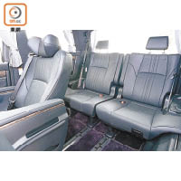 不僅中排，連後排空間也一樣寬敞，乘客可享受舒適旅程。