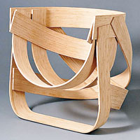 Bamboo Chair<br>結合了亞洲的編織技術，以竹子為物料，其拱形框架是由10毫米的竹片扭成。