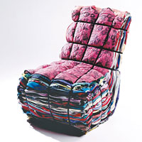 Rag Chair<br>以150件舊衣服和抹布摺疊成椅子狀，再以金屬電線綑綁，又一升級製造的力作。