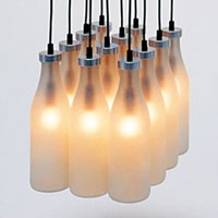 Milkbottle Lamp<br>設計師於回收牛奶瓶並加入小燈泡，12個牛奶瓶為一組，排列方法是荷蘭人運送牛奶的慣性模式。