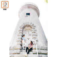 鶴咀燈塔為一座高9.7米圓形石塔，一身象牙白色，拱形門口別具特色。