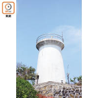 鶴咀燈塔又稱德忌立角燈塔，早於1875年啟用，是香港第一座燈塔建築，亦是法定古蹟。