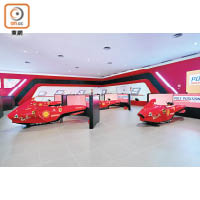館內設有8部F1模擬器，給大家體驗賽車感覺！