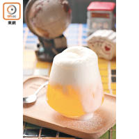 這杯以橙汁汽水、鮮奶及雪糕調成的「夕陽無限好」，是招牌特飲之一。