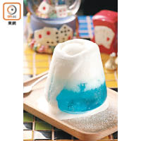 由一班員工集體創作的特飲以色彩繽紛作賣點，這杯「富士山下」就以藍橘子醬、奶泡、雪糕及忌廉汽水沖調而成，很受女生歡迎。