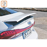 當車速提升至120km/h，車尾擾流板更會自動升起。
