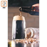 將啤酒倒入杯內會撞出泡沫，同時釋放二氧化碳，直接用啤酒樽喝酒，二氧化碳就會在肚內釋放，容易產生肚脹不適的感覺。