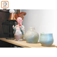 店內擺放了多件台灣藝術家製作的陶藝品。