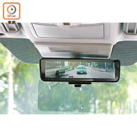 電子影像倒後鏡屬新增標準配備，即使在滿載、惡劣天氣或後方車輛高燈過強的情況，後方路況一樣可見。