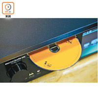 X45內置吸入式唱盤，兼播CD、CD-DA、CD-R/RW光碟。
