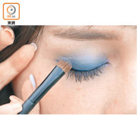Step 1：首先在眼窩上塗上洗水藍色眼影。