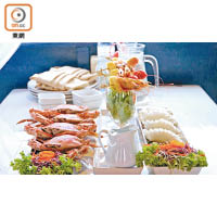 海鮮晚餐由鮮甜可口的大蝦沙律、清蒸肉蟹和白灼魷魚組成，全都是拉廊府盛產的魚獲。