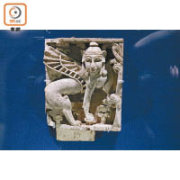 象牙雕飾來自伊拉克撒縵以色堡壘，屬公元前900年至公元前700年的文物。