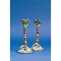 雖然荷蘭藍瓷出品過各式各樣的燭台，但是顏色鮮艷、設計豐富的款式並不多見，圖中的作品融入洛可可藝術風格（Rococo），把貝殼、小石子、樹木、野果混合於創作之中，予人熱情的感覺。 出產年份：1770年 估價：38,000 歐元/1對（約35萬港元）