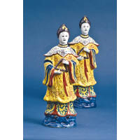 17世紀下半葉，大量中國及日本製瓷器流入荷蘭，給藍瓷製作提供靈感，像圖中的瓷器雕像是以兩位中國女性為原型，再加入大膽的裝飾點綴，可說是東、西文化互融的結晶。 出產年份：1760年 估價：52,000歐元/1對（約48萬港元）