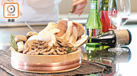 利用鐵板來烹調各式菇菌和食材，再配上相應的清酒，相得益彰。