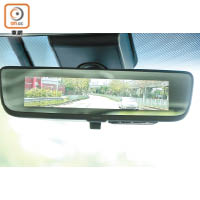 電子影像倒後鏡屬新增標準配備，顯示車後情況較傳統倒後鏡寬廣。