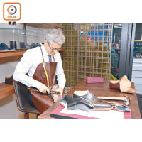 店舖中央設有工作桌子，品牌工匠會定期從英國飛到香港替客人打造皮鞋。