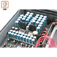 採用訂製的獨立電容矩陣組，容量高達25,000uF。