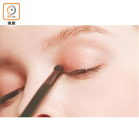 2.在眼頭、眼尾位置塗上啡色眼影，以增加眼部輪廓立體感。