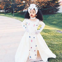 小朋友Fashion Blogger Aili Adalia，自製Cardi B所穿的Moschino白色教宗Feel頭飾同裙子。