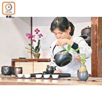 參加館內的茶道課程，導師會教導茶席禮儀及事茶流程。