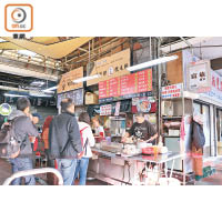 王記菜頭粿糯米腸是人氣的早餐名店。