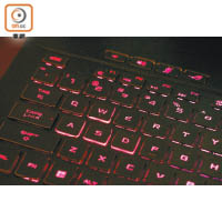 鍵盤上方提供ROG熱鍵，而W、A、S、D鍵加入紅邊以資識別。