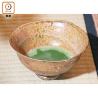 喝濃茶只能使用一碗，客人要輪流接碗喝。