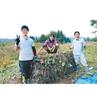 小釗（中）於2017年在日本新潟縣的菜田上，學會利用天然物料製作堆肥。