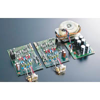 DAC解碼回路採用日本旭化成（AKM）出品的34-bit解碼晶片，備有獨立火牛供電。
