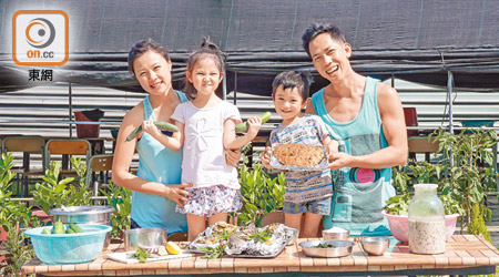 由整麵包、摘菜、採摘香料、捉魚、生火透爐、做筷子到煮食都要分工合作去完成任務，咖啡達人Felix笑言雖然好攰，但好玩又有教育意義，對一家人來說都是難能可貴的體驗。