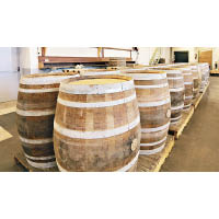 砵酒本身是葡萄酒，釀製時會加入拔蘭地來終止發酵，再儲存在舊木桶內放在酒窖陳釀。