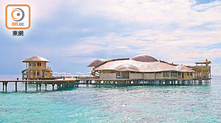 位於巴阿環礁的Soneva Fushi，今個月有全新水上餐飲設施Out of the Blue正式開幕。