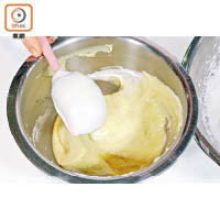 2. 將80克蛋白注入杏仁糖粉中，拌勻成蛋白麵糰；沙糖加水用116℃煮溶。