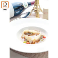 上海鵝肝雲吞<br>上海雲吞皮包着鵝肝炒蛋餡料的意大利雲吞，是小時候媽咪拿手的上海雲吞變奏版，也極受食客歡迎。