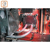 採用水冷散熱系統，有效為CPU降溫。