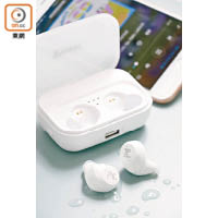 Clear X耳機表面加入輕觸設計，操作靈敏。<br>售價：$498（e）