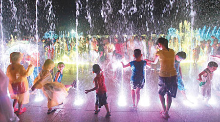 釜山市有利用音樂與照明配合水柱而形成的多大浦夢幻夕陽噴泉，是夏日不可錯過的景點。