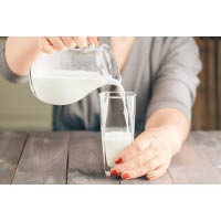 牛奶含豐富鈣質，能減慢骨骼的鈣質流失，所以愈不飲用奶類，骨質流失的速度愈快！