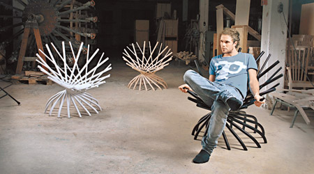 Nest<br>2010年設計，利用木製圓棒編織出鳥巢狀，構成自然曲線，形態亂中有序，改變傳統家具呆板筆直的設計。