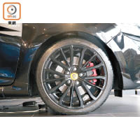 黑色18吋合金輪圈配Michelin Pilot Super Sport輪胎及紅色制動卡鉗，高性能身份不言而喻。