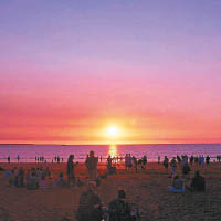 達爾文的日落景色相當有名，不少旅客會前往當地海灘欣賞美景。