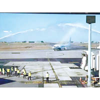 達爾文機場以水門來迎接到來的東海航空航機。
