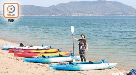 在讚岐市的津田灣，可以乘坐Sea Kayak前往無人島探索。