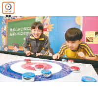 獲得比賽亞軍的4年級學生黎瑋瑩（左）及邱樂為（右）皆認為透過比賽，讓自己獲益良多。